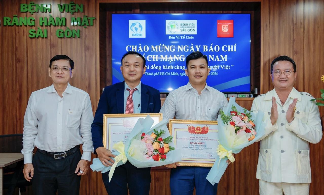 Ông Phạm Quang Bản – Phó vụ trưởng, Phó trưởng Cơ quan thường trực Khu vực miền Nam (Ban Tuyên giáo Trung ương) và ông Hồ Minh Sơn tặng bằng khen cho Tập thể, BGĐ Bệnh viện RHM SG.