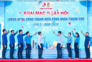 Các đại biểu thực hiện nghi thức khai mạc Ngày hội.