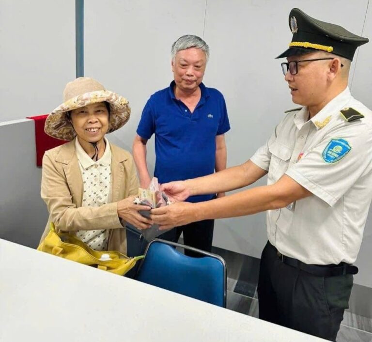 An ninh sân bay Tân Sơn Nhất trả túi tiền gần 300 triệu đồng cho hành khách